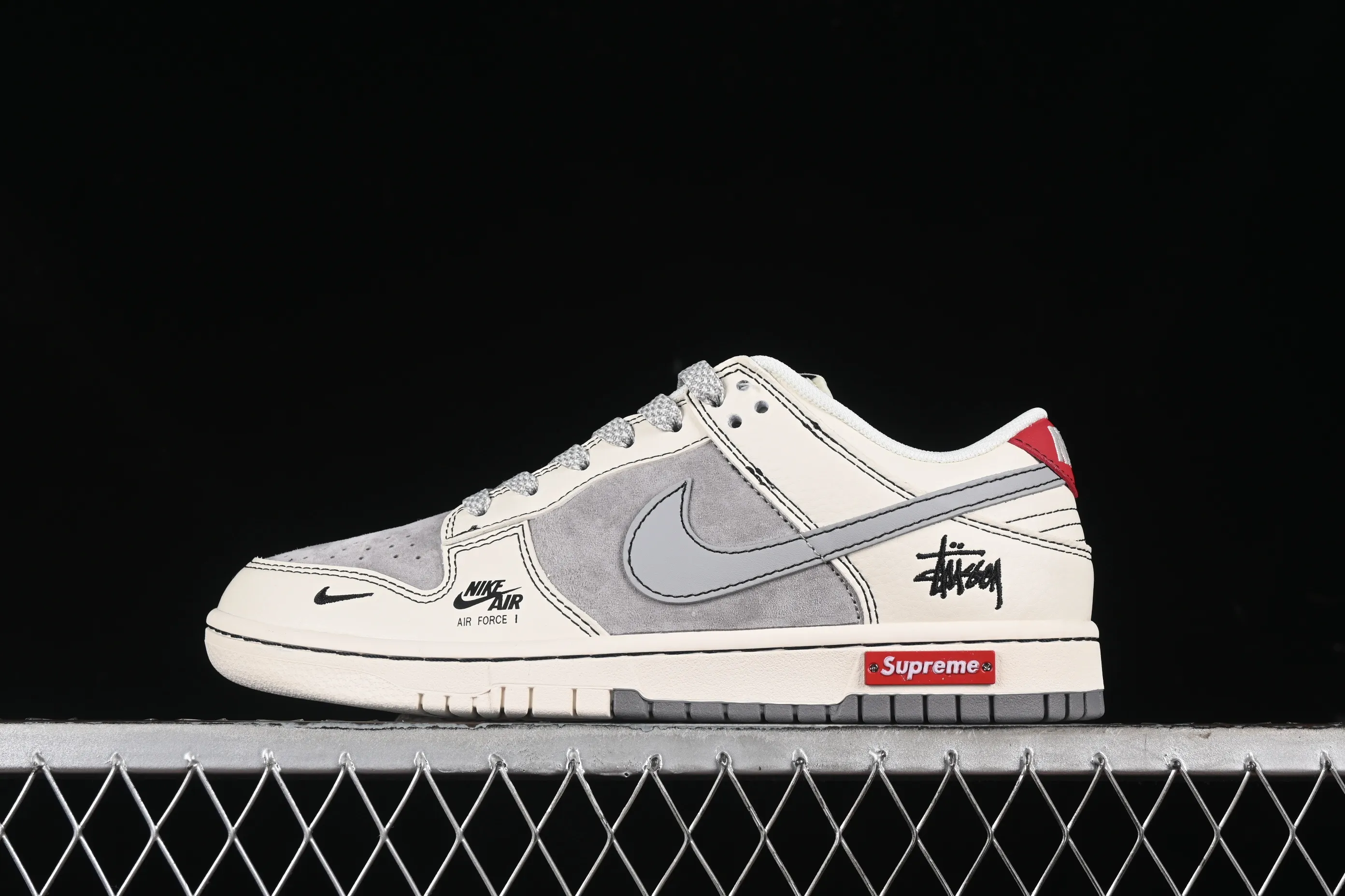 All categories Nk SB Dunk Series Nk SB Dunk Low High-end customized low-top sneakers Nk SB Dunk Low Stusi co-branded - gray white light gray hook Anniversary high-end customized low-top casual sneakers SJ2068-302
